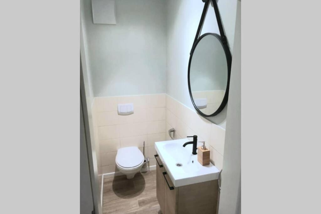 Apartamento Modern 4 Beds In Convenient Location, Free Parking