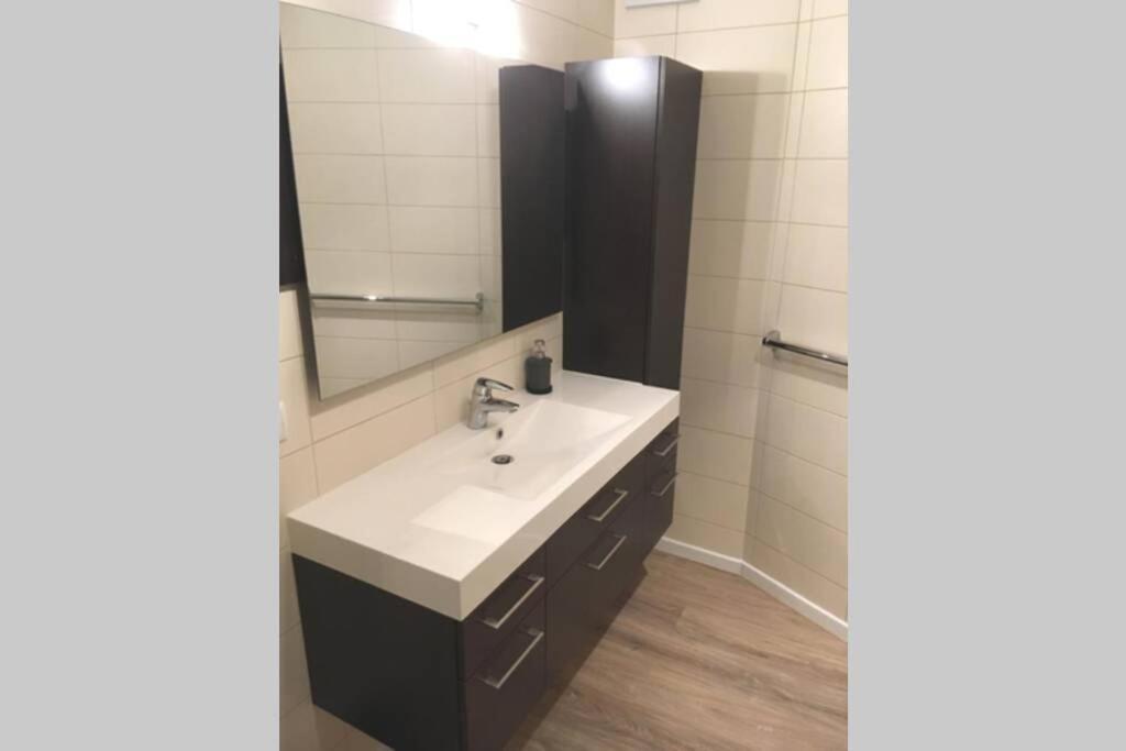 Modern 4 Beds In Convenient Location, Free Parking Apartamento *