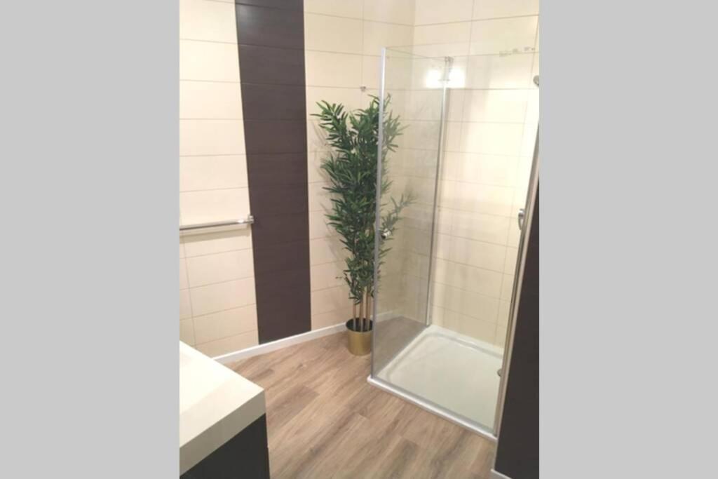 Apartamento Modern 4 Beds In Convenient Location, Free Parking